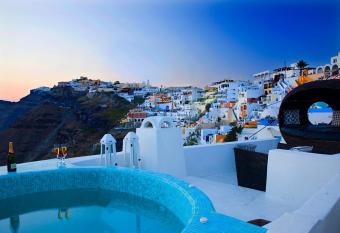 Blue Angel Villa has rooms with a private hot tub