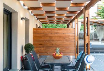 Meteora boutique villa E has rooms with a private hot tub