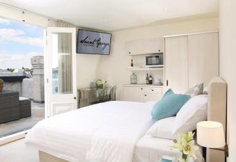 Studio 8 - Penthouse allows 18 year olds to book a room