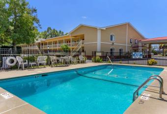 Econo Lodge has Smoking/Balcony rooms