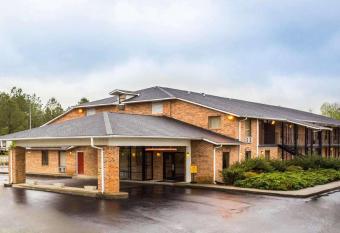 Econo Lodge Inn & Suites has Smoking rooms