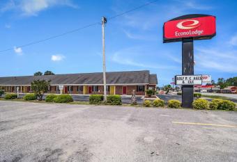 Econo Lodge has Smoking rooms