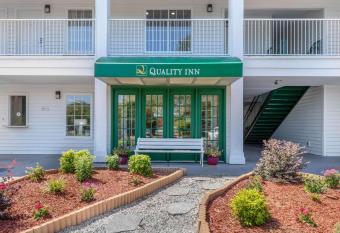 Quality Inn Cheraw has Smoking rooms