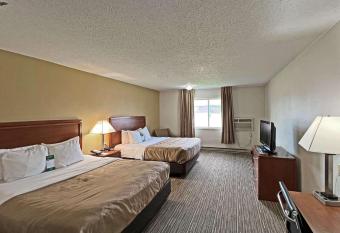 Quality Inn Mitchell I-90 has rooms with a private hot tub