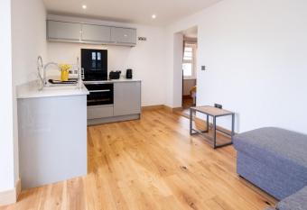 Oak     Three Tuns Apartments has Balcony rooms