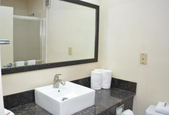 Red Roof Inn Plus+ & Suites Chattanooga - Downtown has rooms with a private hot tub