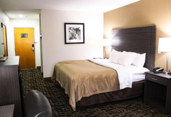 Quality Inn Clinton-Knoxville North has rooms with a private hot tub
