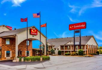 Econo Lodge has Smoking rooms