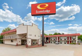 Econo Lodge has Smoking rooms