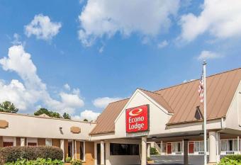 Econo Lodge Cleveland has Smoking rooms