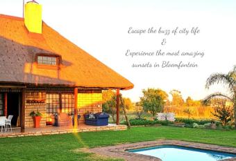 Safe Haven Guesthouse Bloemfontein has rooms with a private hot tub