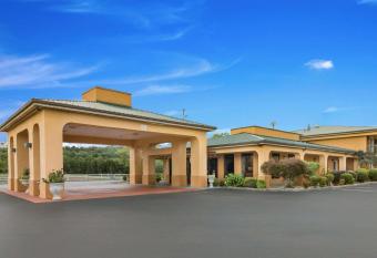 Quality Inn has Smoking rooms