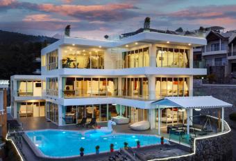 Luxury Villa 8 Bedroom in Patong Beach Villa infinity has rooms with a private hot tub