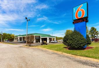 Motel 6 Covington, TN has rooms with a private hot tub