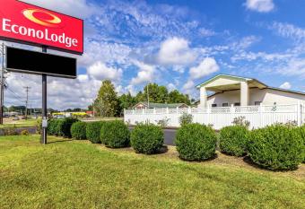 Rodeway Inn has Smoking rooms