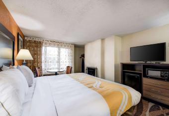 Quality Inn Creekside - Downtown Gatlinburg has rooms with a private hot tub