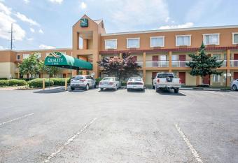 Quality Inn has Smoking rooms