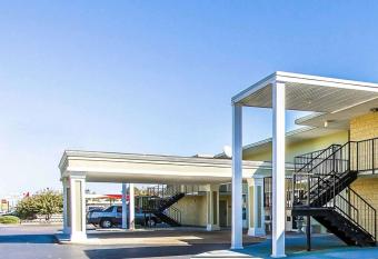 Mill Tree Inn Millington has Smoking rooms