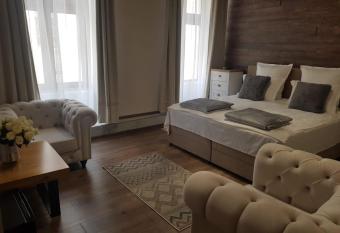 IMPERIAL ROOMS - ULTRACENTRAL - jacuzzi cu hidromasaj has rooms with a private hot tub