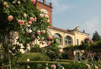 San Giovannina  800 allows 18 year olds to book a room