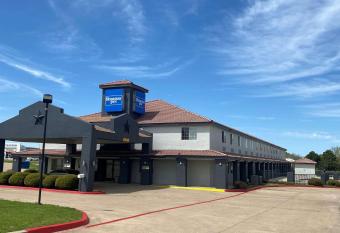 Rodeway Inn has Smoking rooms