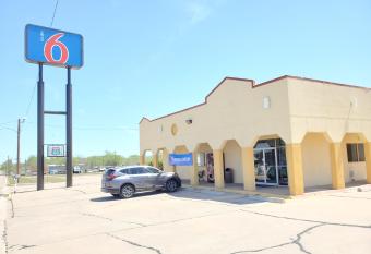 Motel 6 Shamrock Tx has Smoking rooms