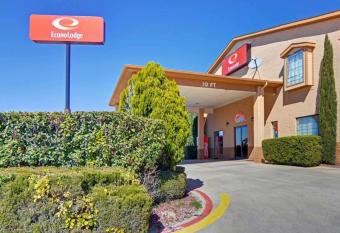 Super 8 By Wyndham Decatur Texas has Smoking rooms