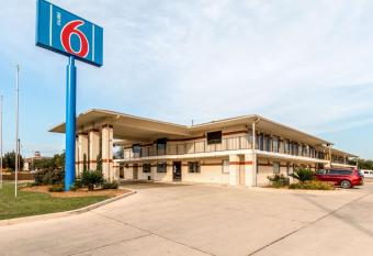 Motel 6 San Antonio - South WW White Road allows 18 year olds to book a room