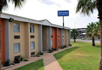 Scottish Inns Austin Downtown allows 18 year olds to book a room