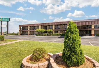Quality Inn Paris has Smoking rooms