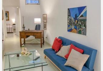 La galleria d    arte allows 18 year olds to book a room