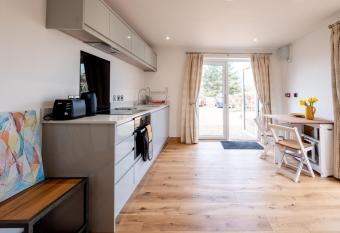 Maple     Three Tuns Apartments has Balcony rooms