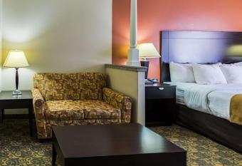 Comfort Suites Westchase Houston Energy Corridor has rooms with a private hot tub