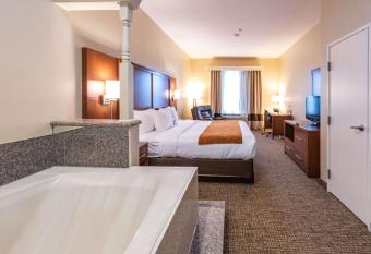 Comfort Suites Near Texas Medical Center - Nrg Stadium has rooms with a private hot tub