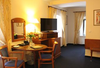 Z  meck   Hotel Zlat   Orel has rooms with a private hot tub