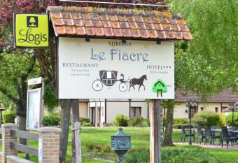 Le Fiacre has rooms with a private hot tub