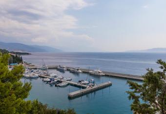 Palace Paulina Luxury Residence has rooms with a private hot tub