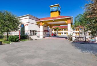 Rodeway Inn & Suites Humble has rooms with a private hot tub