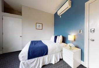 Stylish Downtown Studio in the Boston, C.Ave #34 allows 18 year olds to book a room