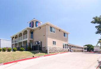 Motel 6 Azle. Tx allows 18 year olds to book a room