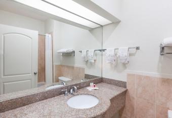 Melrose @ Seabrook, BW Signature Collection has rooms with a private hot tub