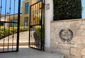 L alloro room s affittacamere has Balcony rooms