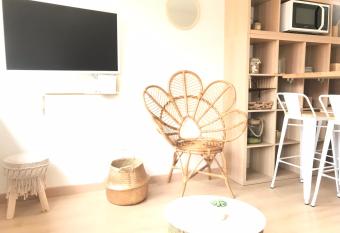 Appartement Plage Cassis Village parking allows 18 year olds to book a room