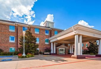 Best Western Plus Waxahachie Inn & Suites has Smoking rooms