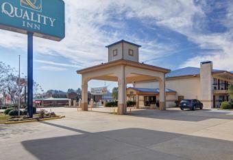 Quality Inn Marshall has Smoking rooms