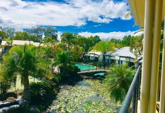 Apartment in 4* Resort - pool views - great location has Balcony rooms