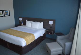 Spark by Hilton Selma has rooms with a private hot tub