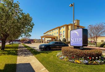 Sleep Inn & Suites Tyler South allows 18 year olds to book a room