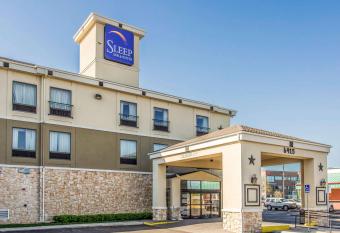 Sleep Inn & Suites West Medical Center has rooms with a private hot tub