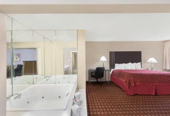 Days Inn by Wyndham College Station University Drive has rooms with a private hot tub